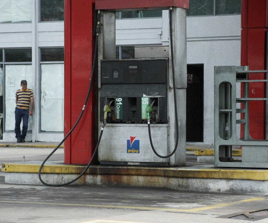 Aumento en producción de gasolina no satisface demanda en Venezuela