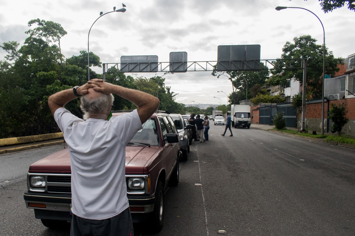 Denuncian que colas por gasolina son política de Estado para Maduro