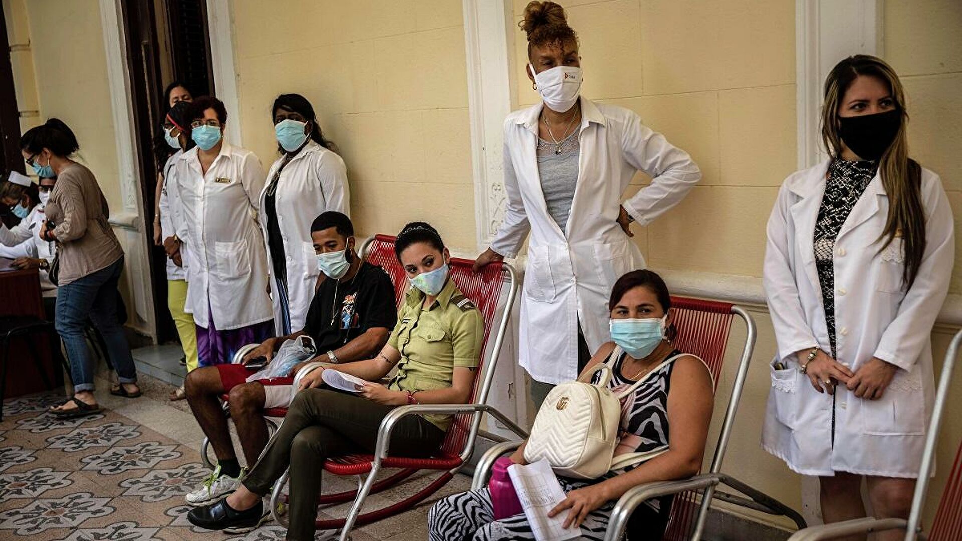 Médicos cubanos claman por ayuda internacional ante el colapso de la isla por el covid-19