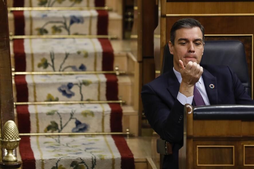 Nueva ley en España acerca a Sánchez a las políticas de Maduro