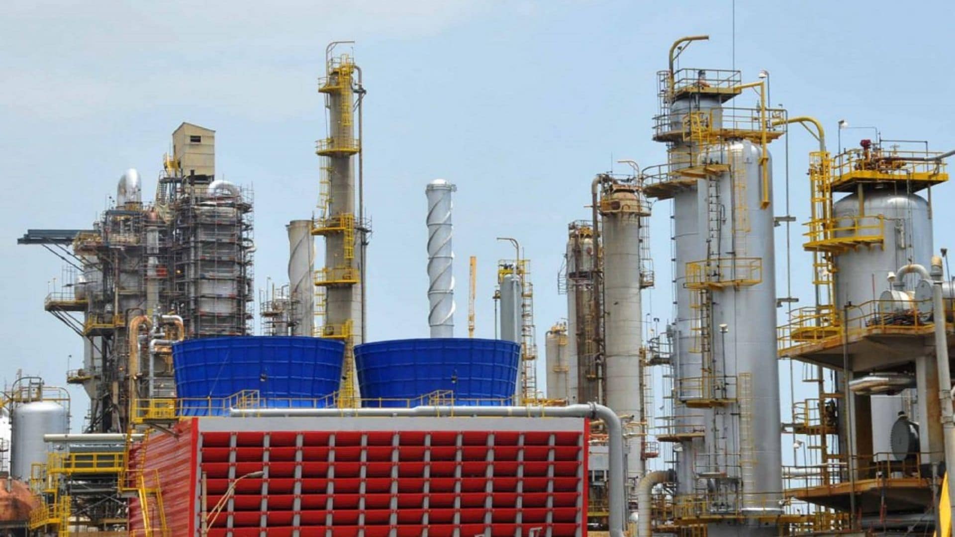 PDVSA volvió a paralizar la producción de gasolina en una de sus más grandes refinerías