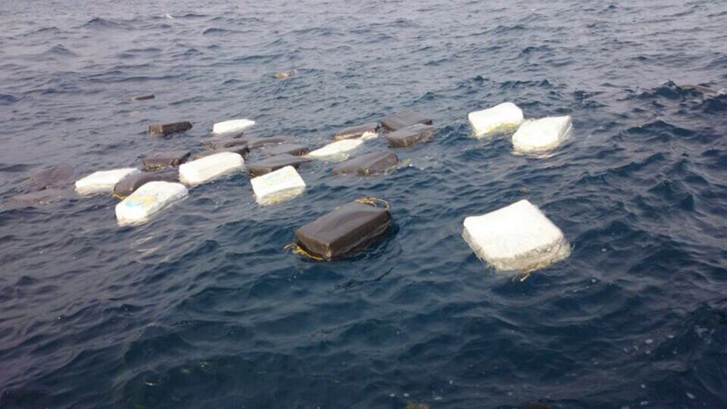 Aparecen 900 kilos de cocaína flotando en el mar de Costa Rica