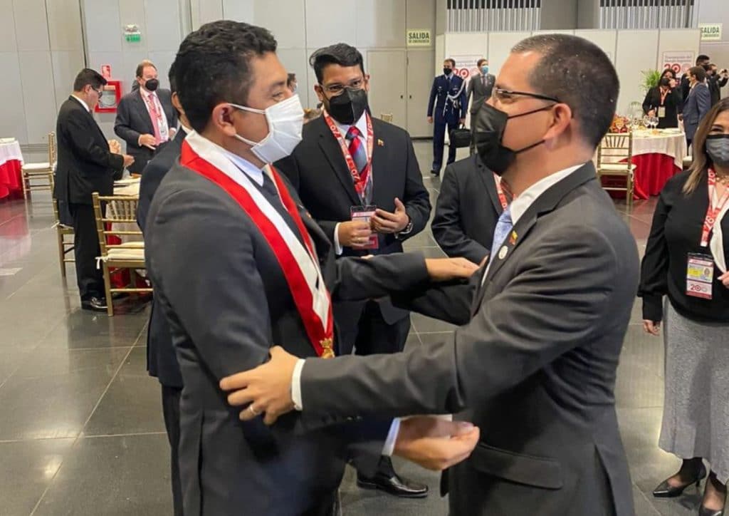 congresista-del-chavismo-peruano-se-habria-reunido-con-las-farc-en-venezuela