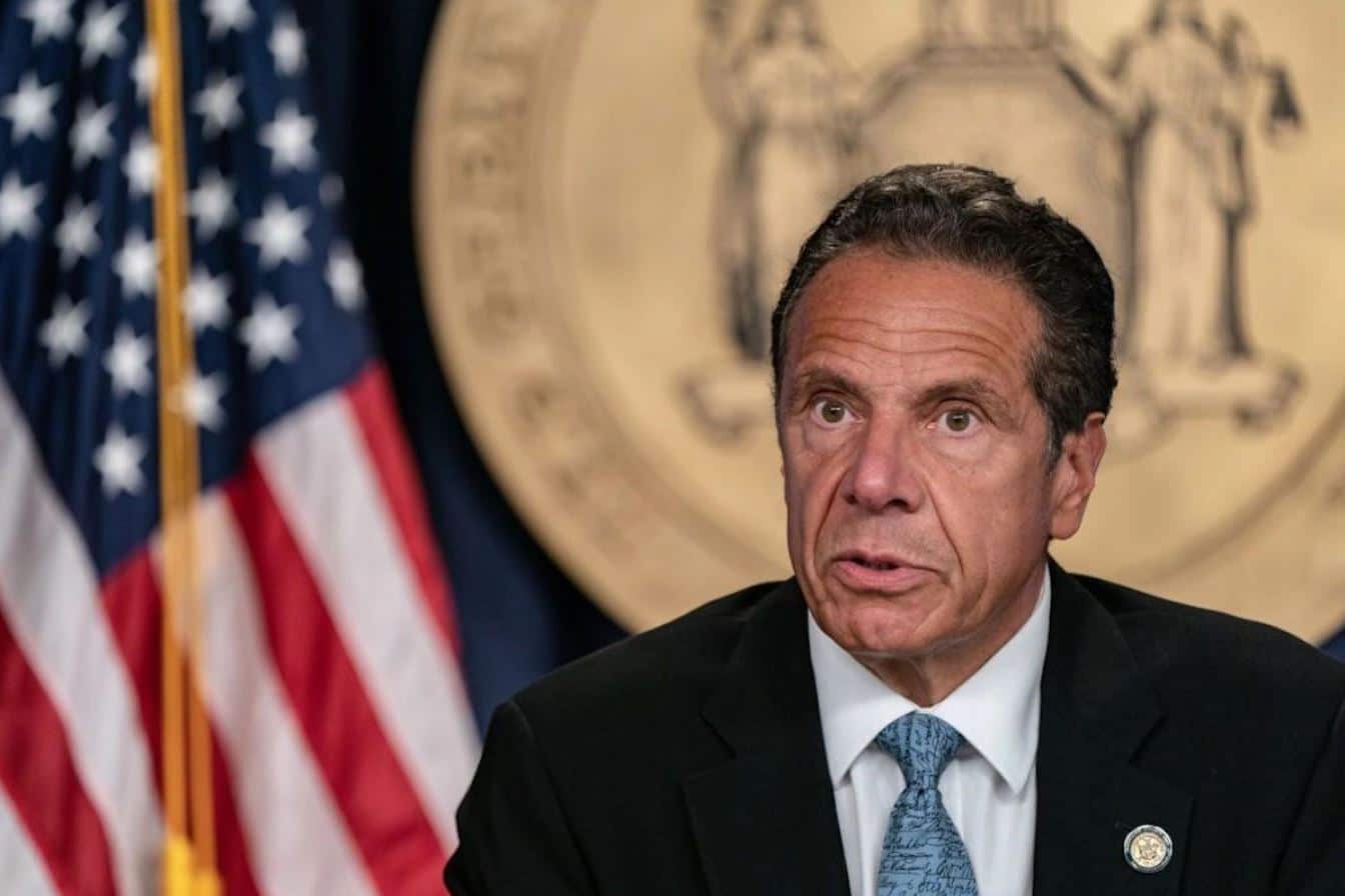 El gobernador de Nueva York cede a la presión y renuncia