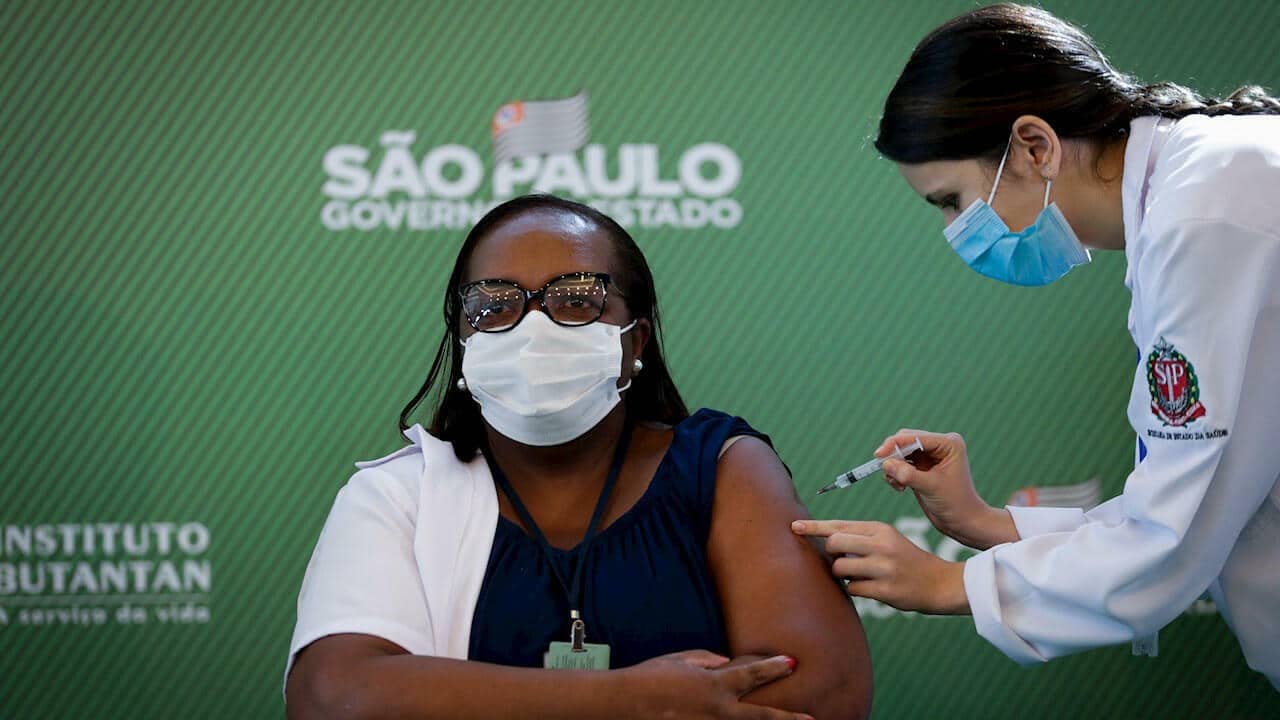 Brasil suspende 12 millones de dosis de vacuna china Sinovac