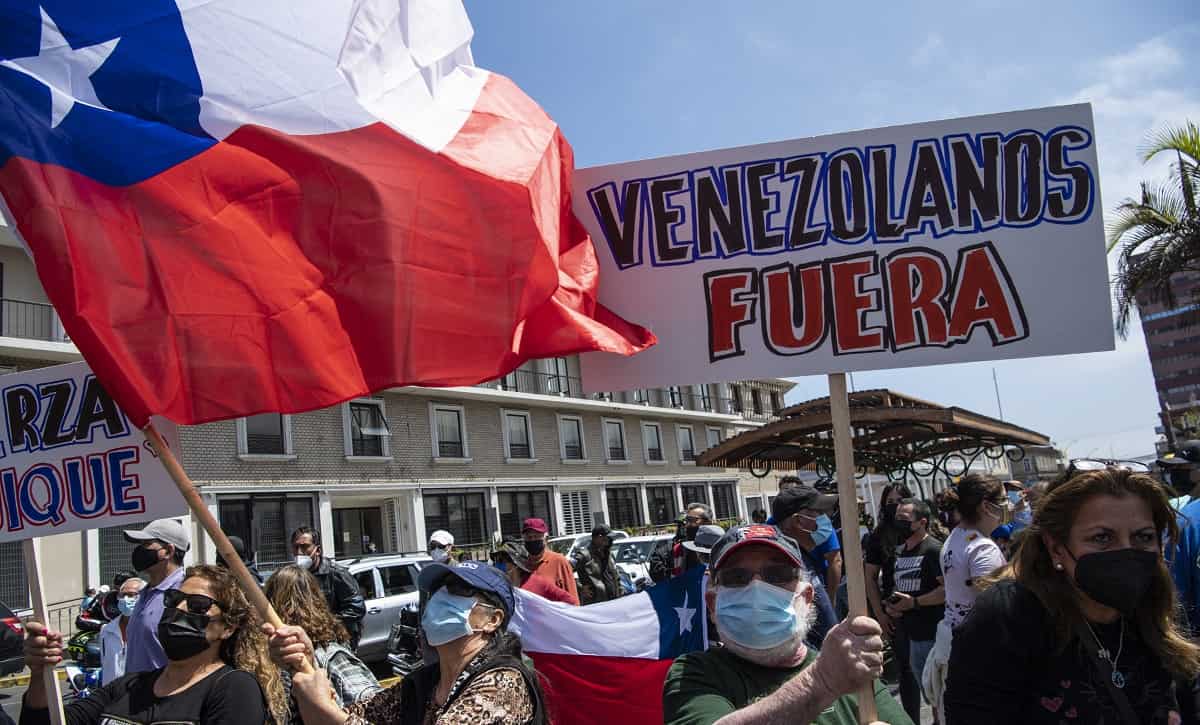 Chile investiga los hechos xenófobos en Iquique y reubica a los venezolanos
