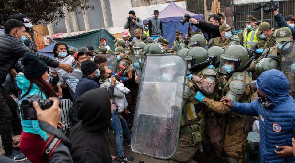 desalojan-violentamente-a-migrantes-venezolanos-en-chile