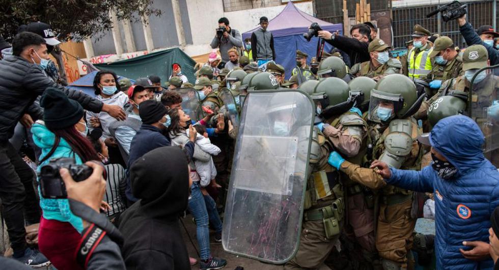 Desalojan violentamente a migrantes venezolanos en Chile