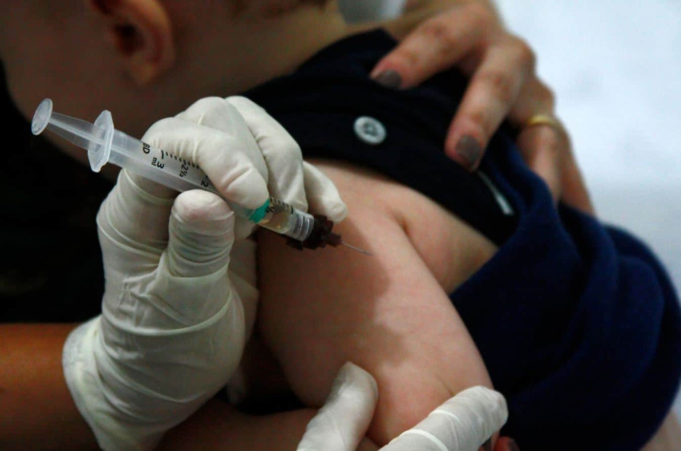 El chavismo inicia inmunización de infantes con sólo mil vacunas