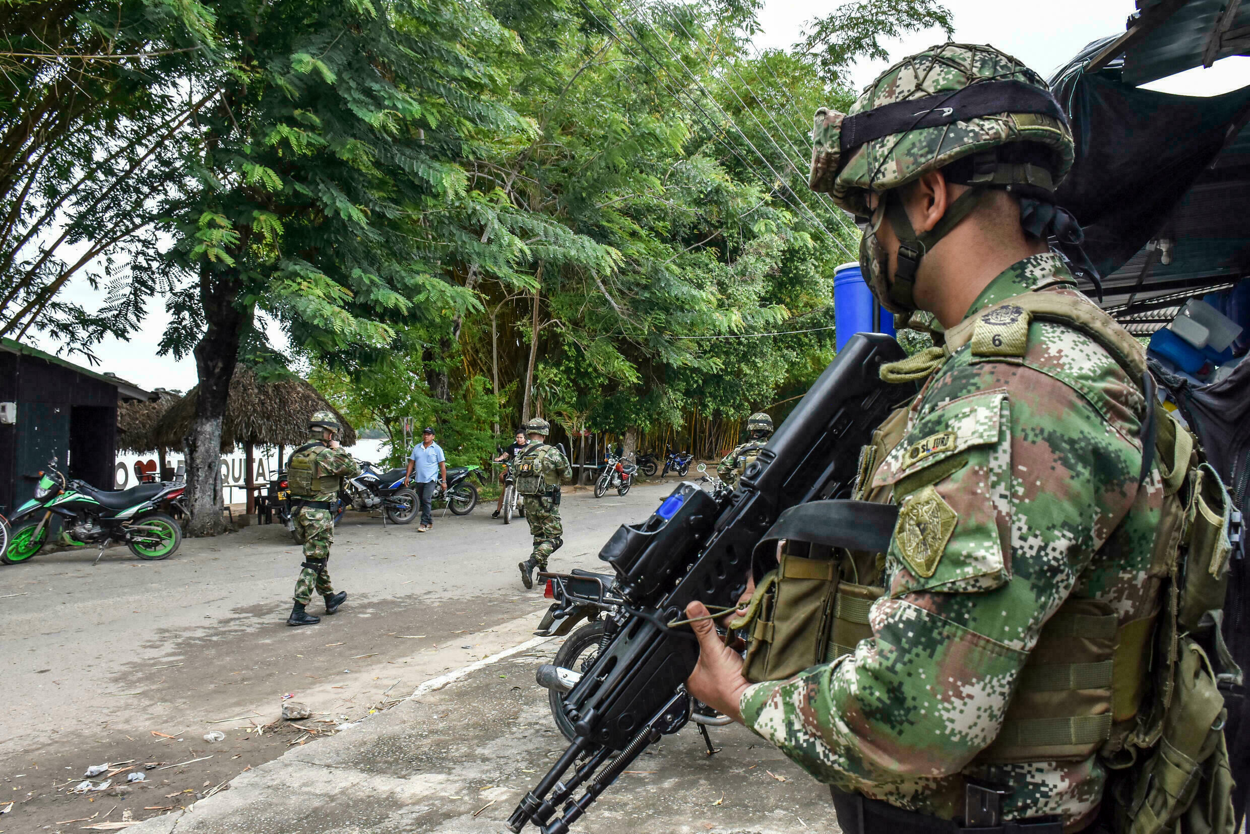 Fuerzas militares colombianas organizan contraofensiva en la frontera con Venezuela
