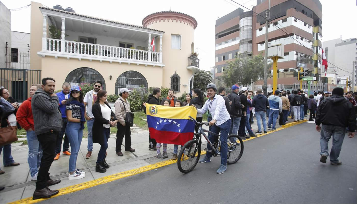 Venezolanos en Perú desmienten a Nicolás Maduro
