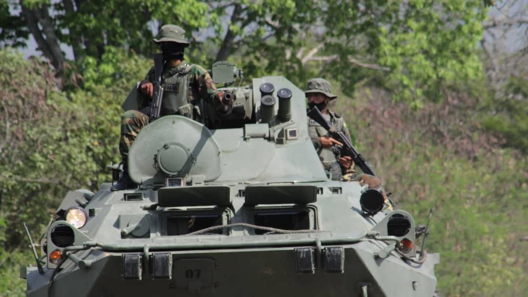 Chavismo responde a Colombia con un despliegue militar en la frontera