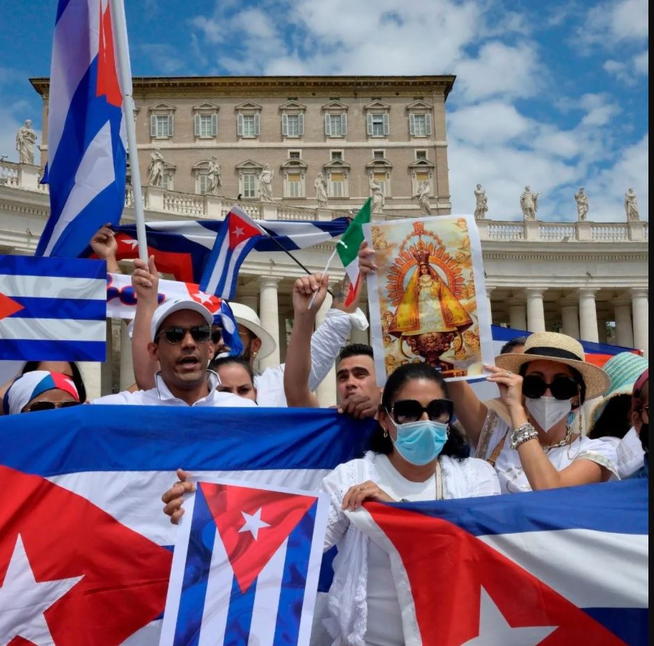 Cubanos piden al Papa Francisco repudiar al castrismo en plena Plaza San Pedro del Vaticano
