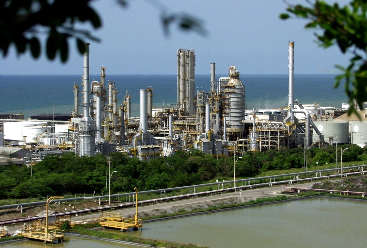 Producción de gasolina vuelve a detenerse por falta de crudo en Venezuela