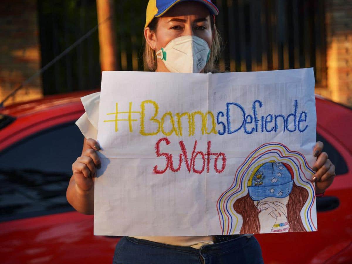 Madurismo repetirá elecciones e inhabilita a virtual ganador opositor en estado natal de Chávez
