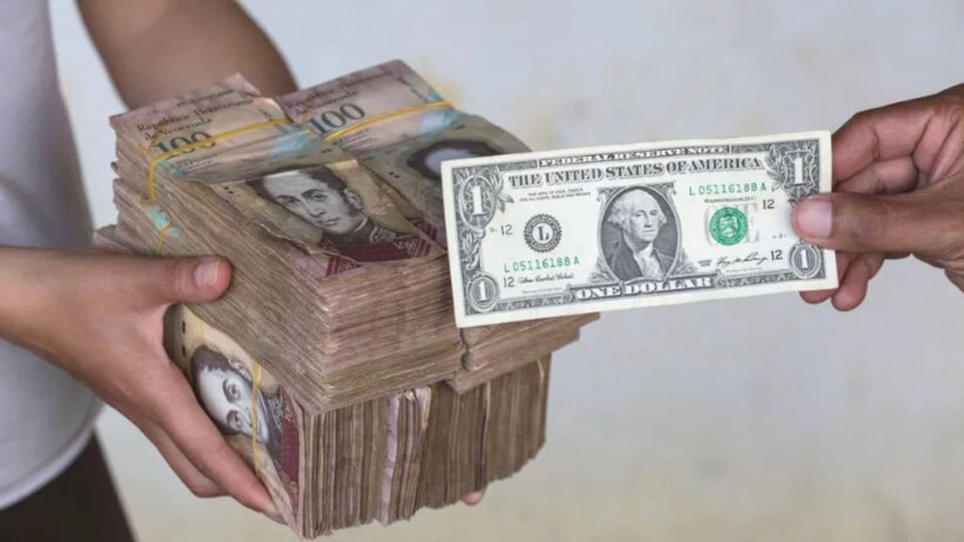 Devaluación e inflación en Venezuela seguirán advierte economista