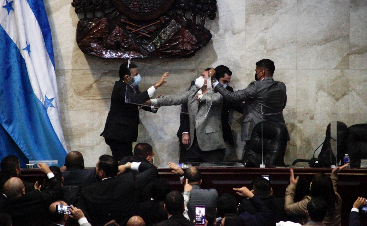 División en la izquierda hondureña genera el caos en la instalación del Congreso (VIDEO)