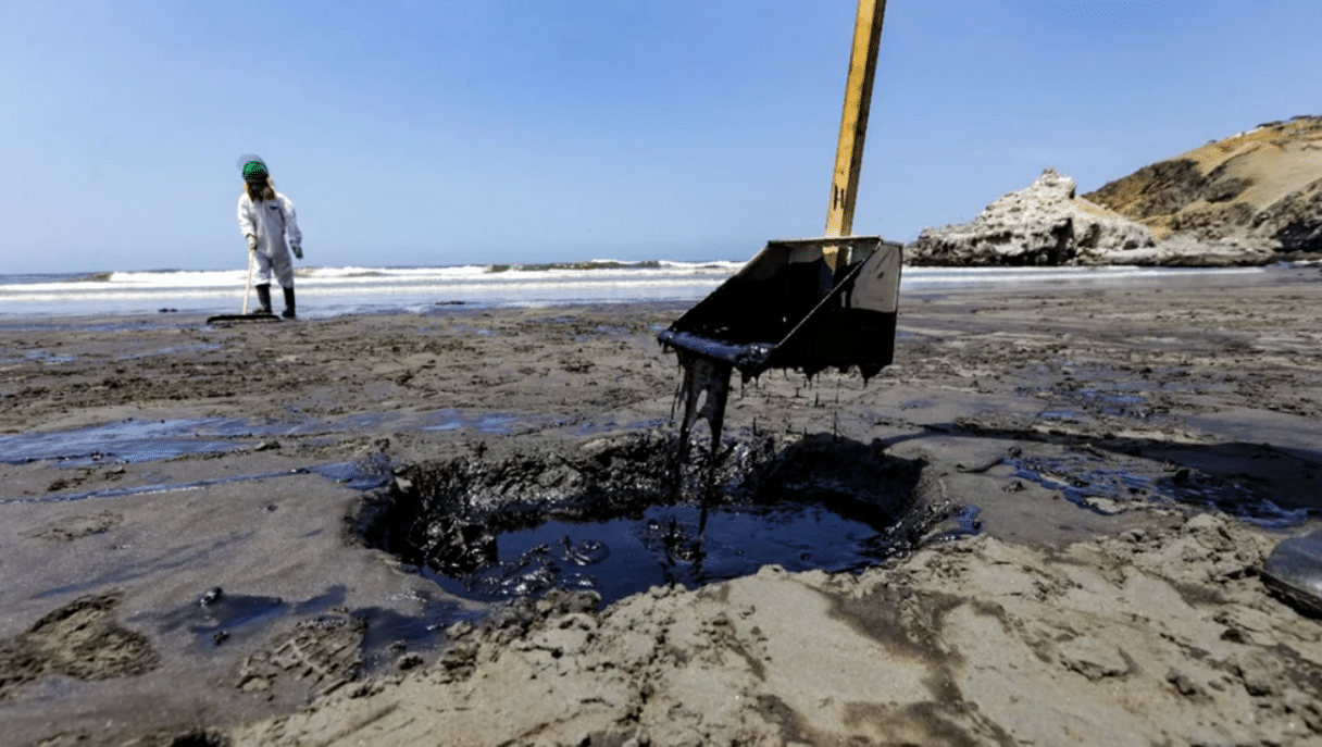 Señalan a Repsol como único responsable del mega derrame en las costas de Perú