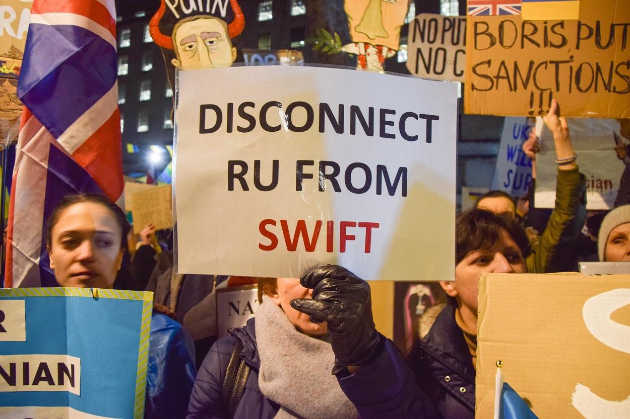La salida del SWIFT es el golpe económico más duro de la comunidad internacional a Rusia