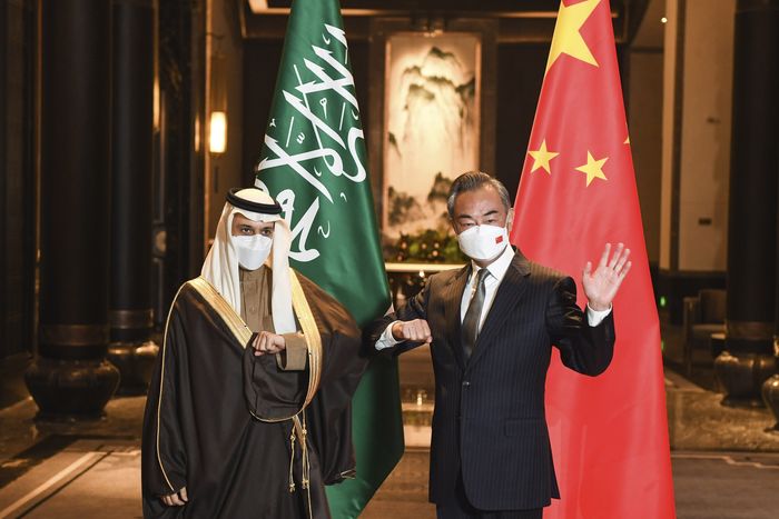 El yuan podría desbancar al dólar en las ventas de petróleo de Arabia Saudita a China