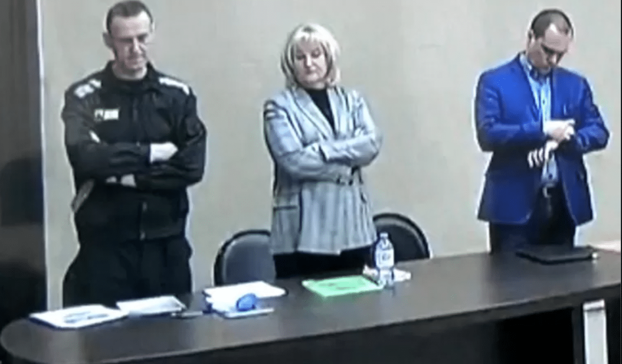 En una «farsa» de juicio condenan en Rusia a Navalny