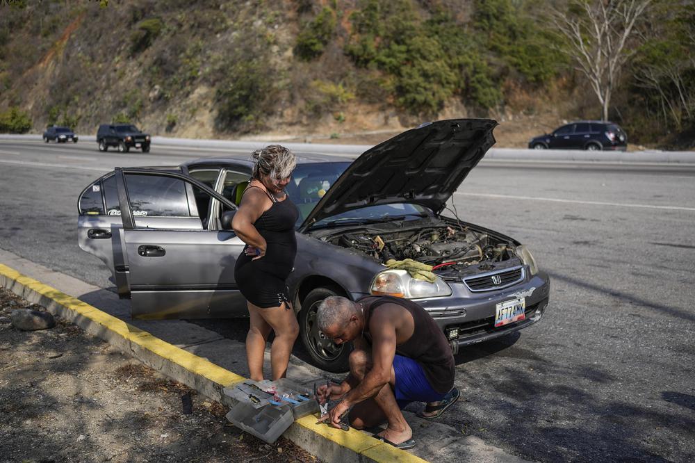 Como en Cuba, en Venezuela abundan los autos viejos que se descomponen en todas partes