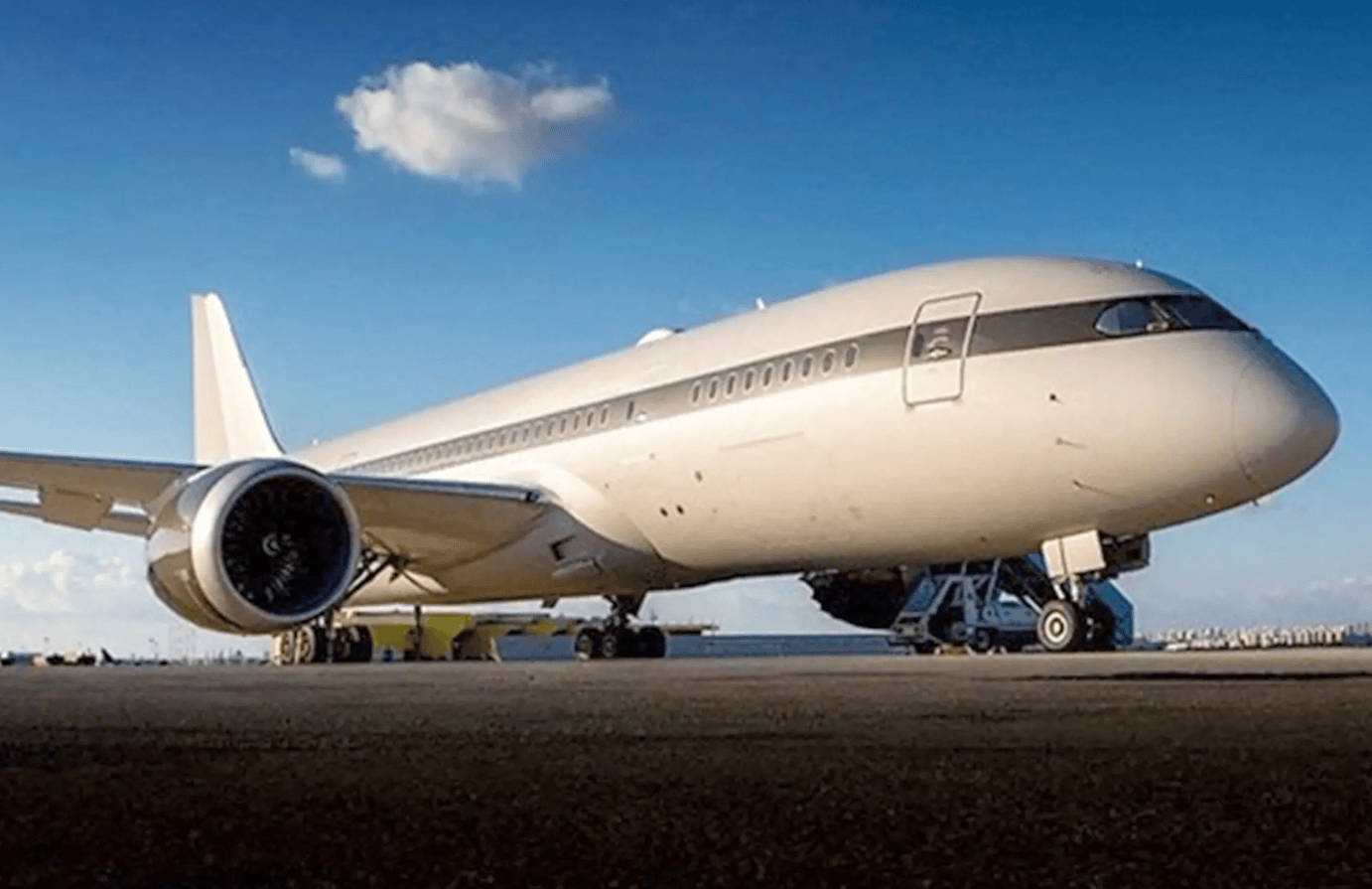 FOTOS: Así es el ultra lujoso avión privado que EEUU incautó a Roman Abramovich