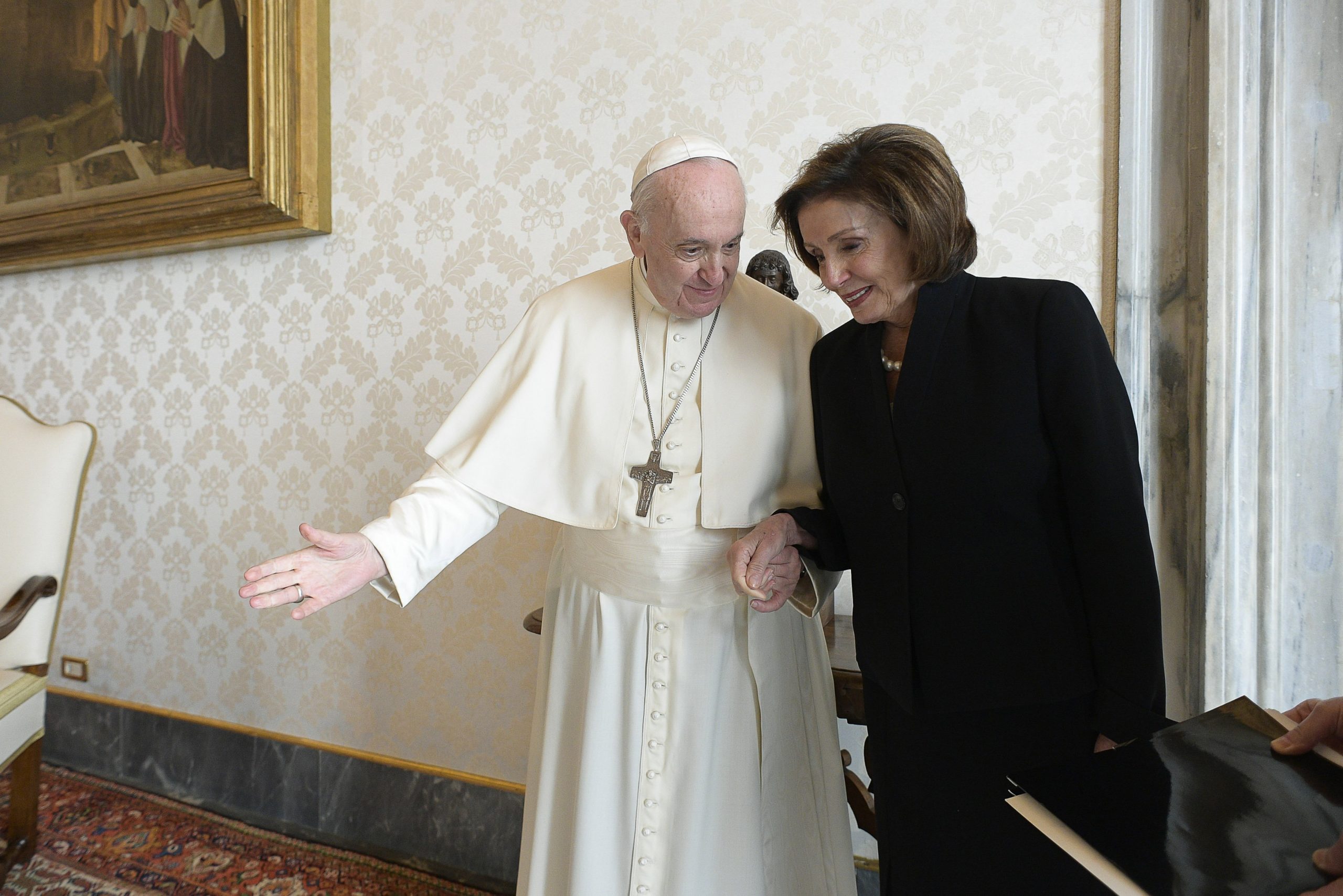 El Papa Francisco castiga al arzobispo que prohibió la comunión a Nancy Pelosi