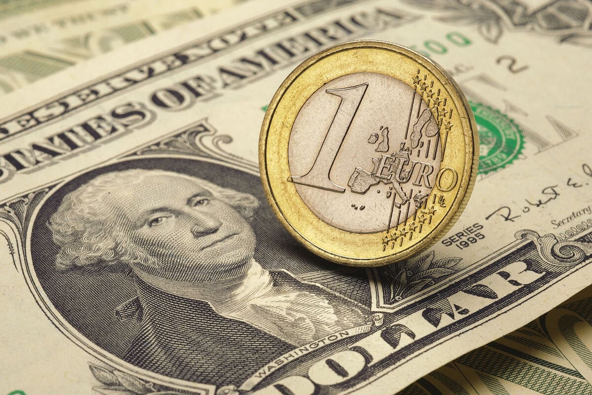 La crisis sacude a Europa y hunde al euro a la paridad con el dólar