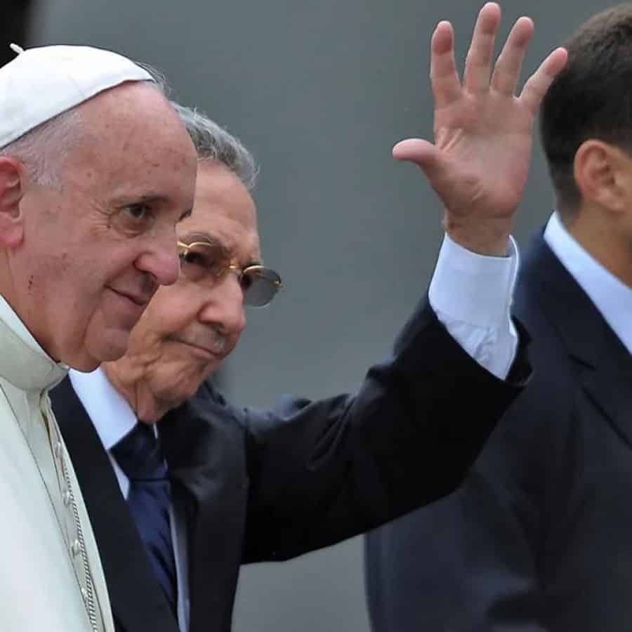 Declaraciones del Papa sobre amistad con Raúl Castro causan tristeza y rabia entre cubanos