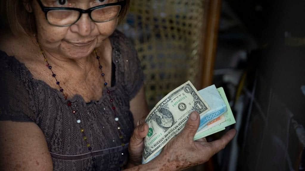 Políticas del Banco Central de Maduro disparan el dólar paralelo en Venezuela