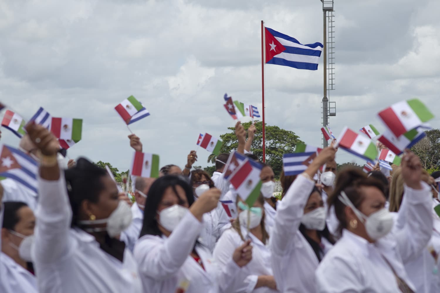 Así es como el castrismo envía agentes militares a México disfrazados de médicos cubanos