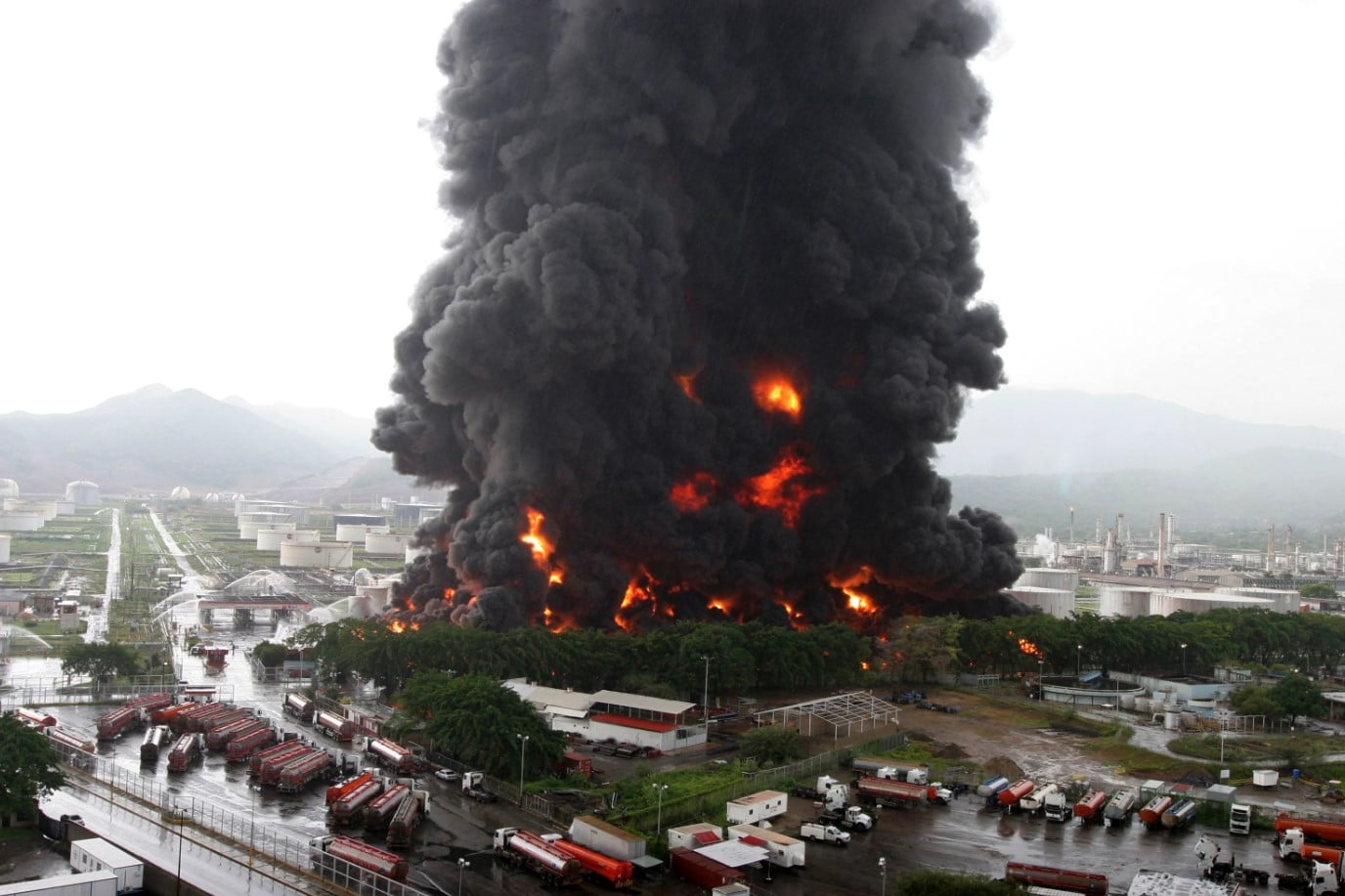 VIDEO: Toda la verdad detrás del incendio de la refinería de PDVSA en Puerto la Cruz