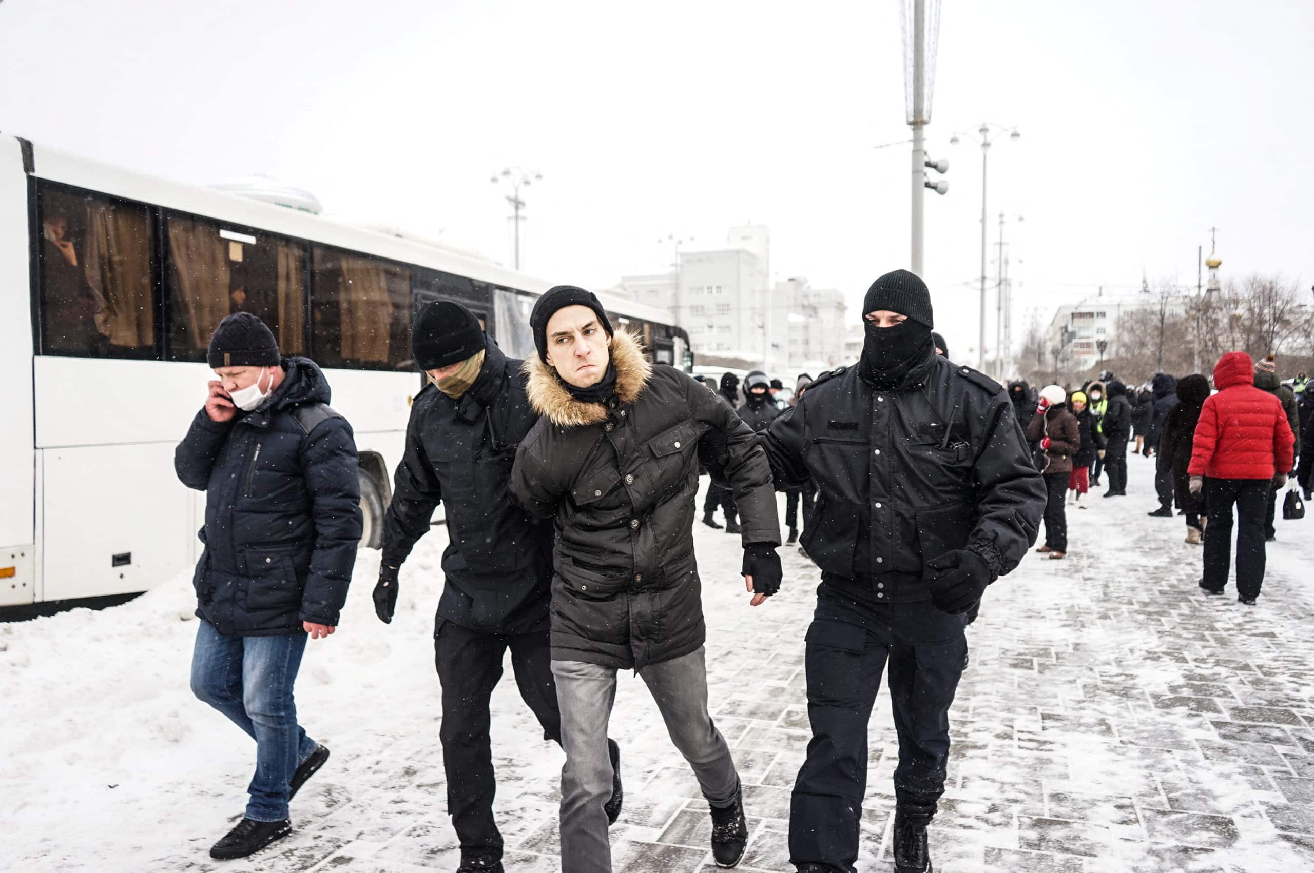 Pacifistas que protestan contra guerra de Putin son reclutados para combatir en Ucrania