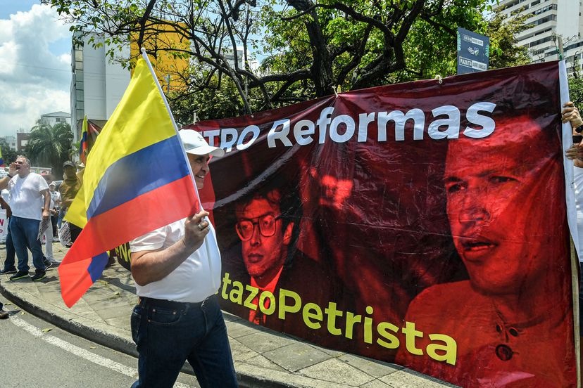 Primera gran protesta nacional contra Petro empaña la apertura de la frontera con Venezuela