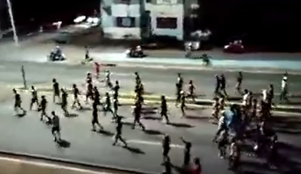 VIDEO: El momento en el que manifestantes cubanos derrotan a los cuerpos represivos del castrismo
