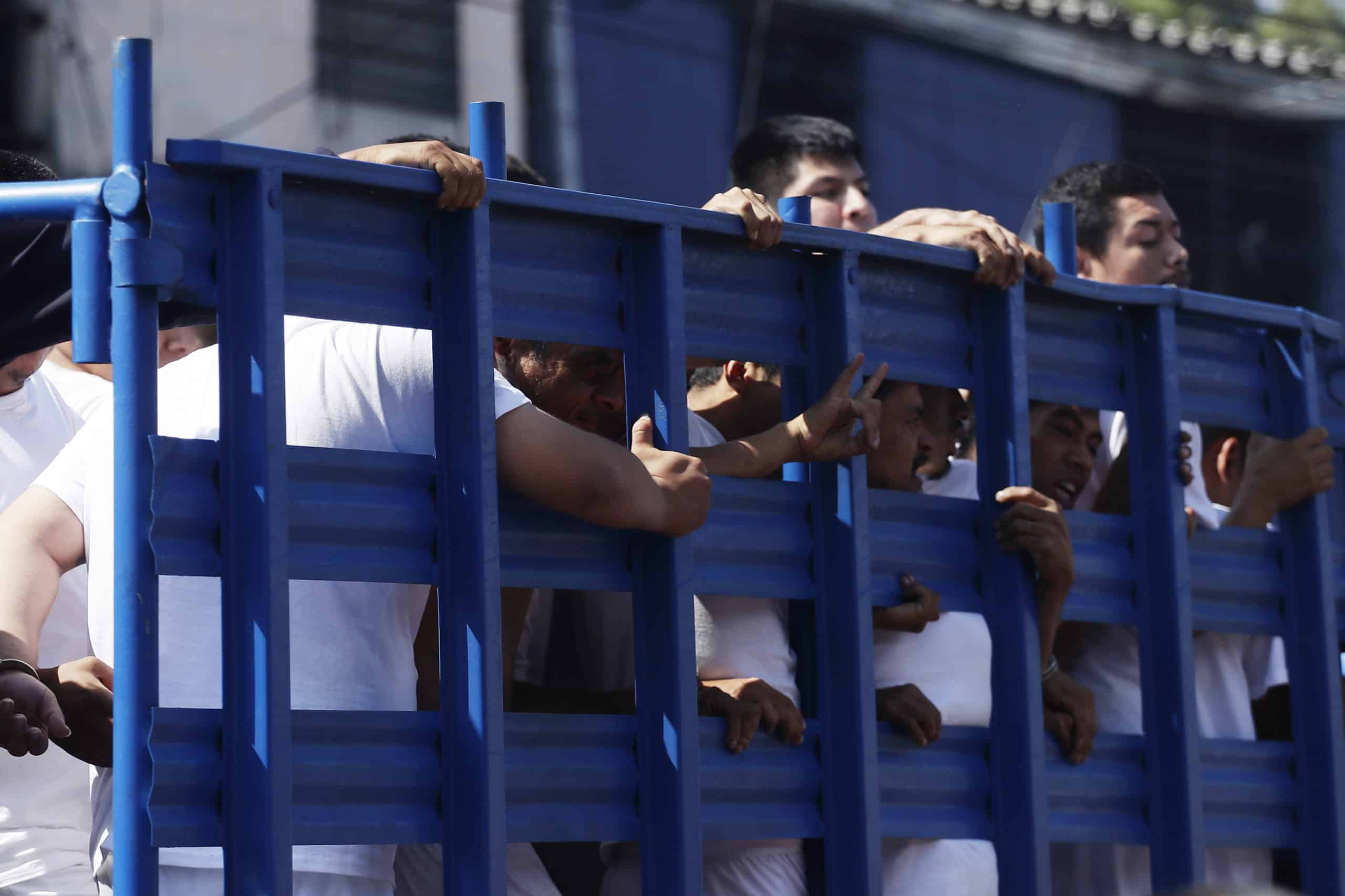 En El Salvador aumentan las muertes en las cárceles en medio de la guerra contra las pandillas
