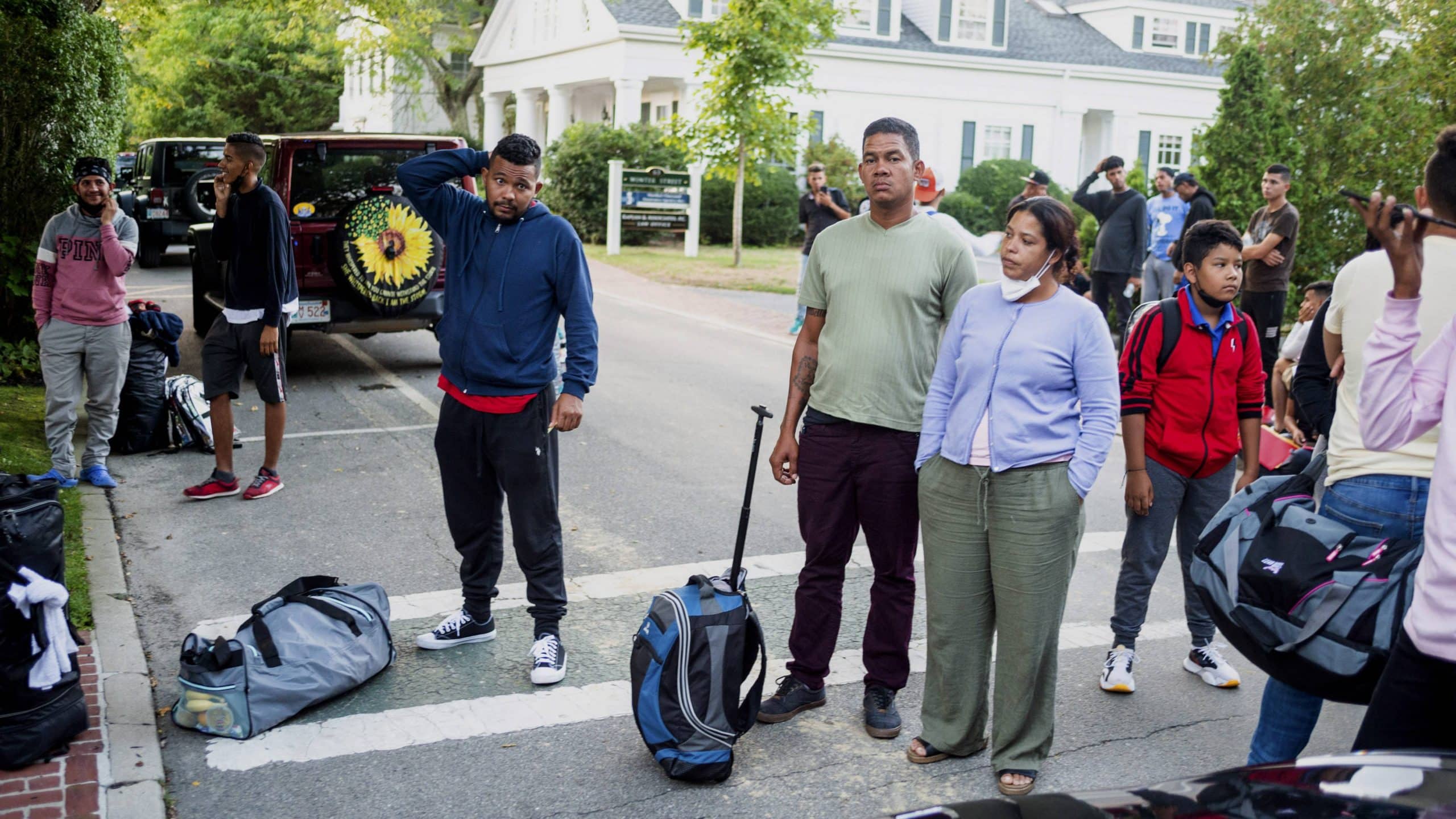 Nuevo autobús con migrantes venezolanos llega a la residencia de Kamala Harris en Washington