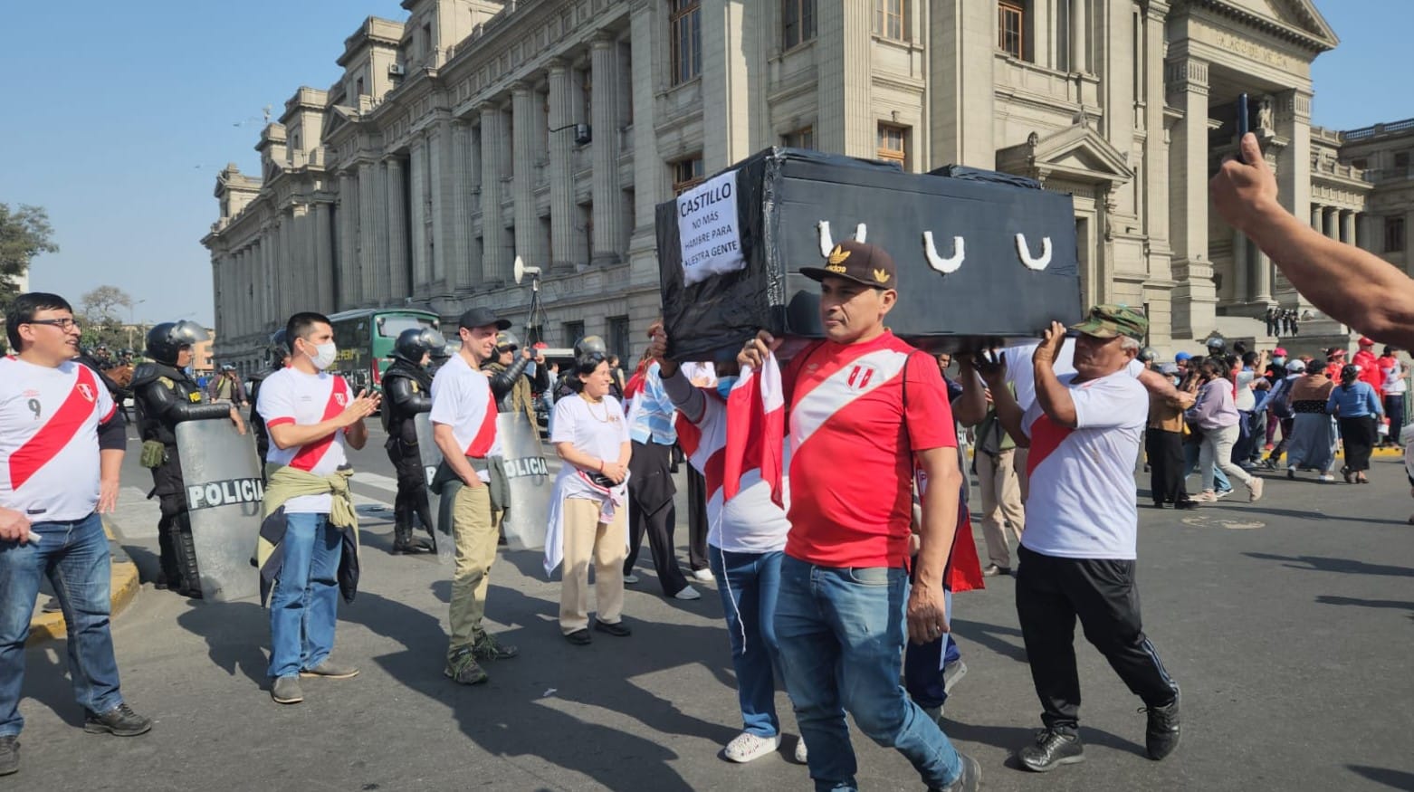 Multitudinarias marchas en varias ciudades de Perú clamaron por la renuncia de Pedro Castillo