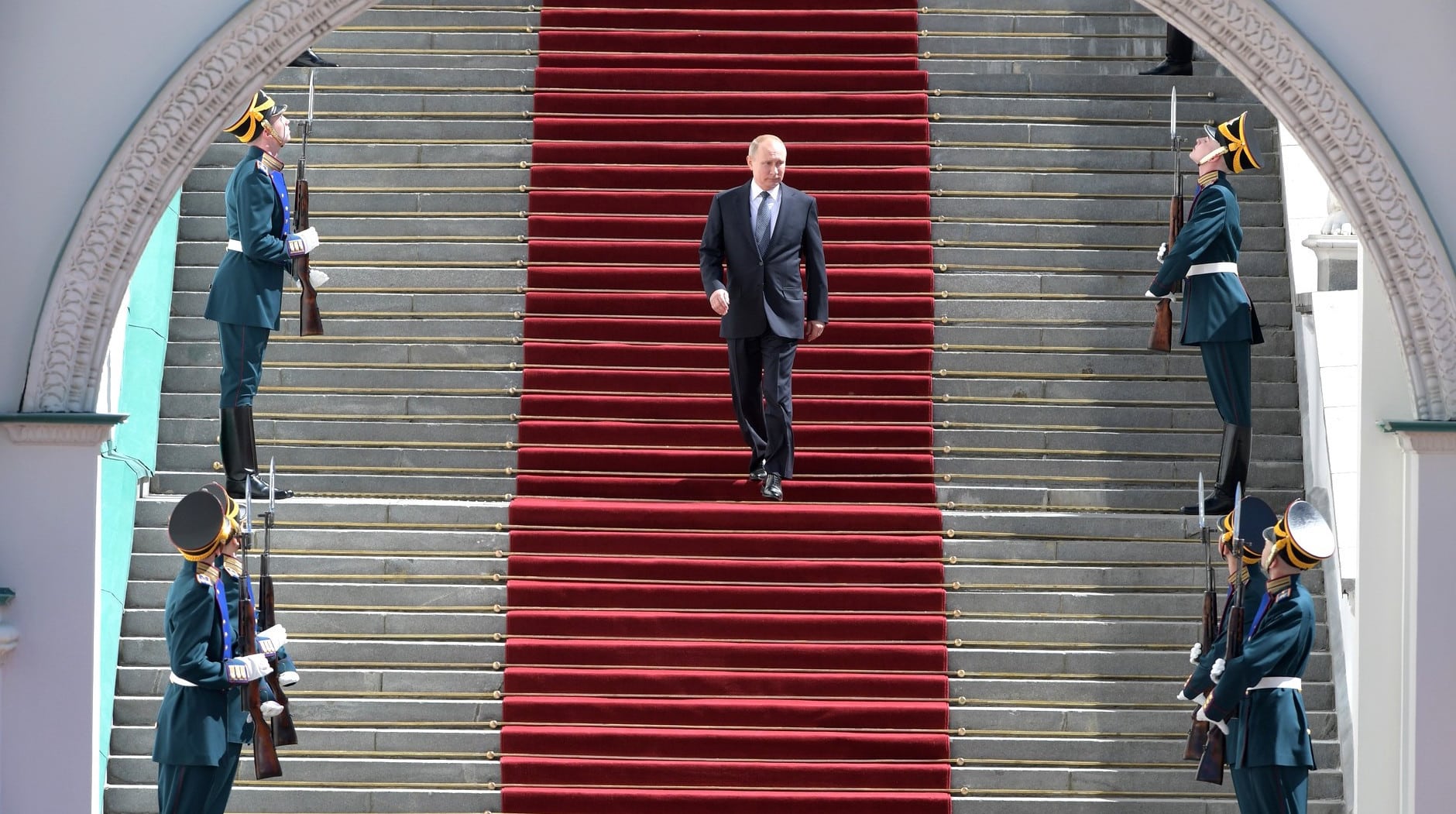 La vergonzosa caída de Putin por unas escaleras que aumentan las especulaciones sobre su salud