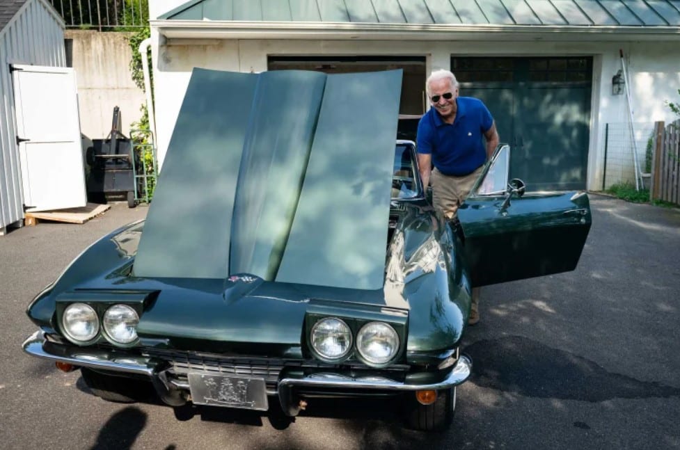 El Corvette de Biden y sus apuros para justificar los nuevos documentos clasificados que aparecieron en su garage