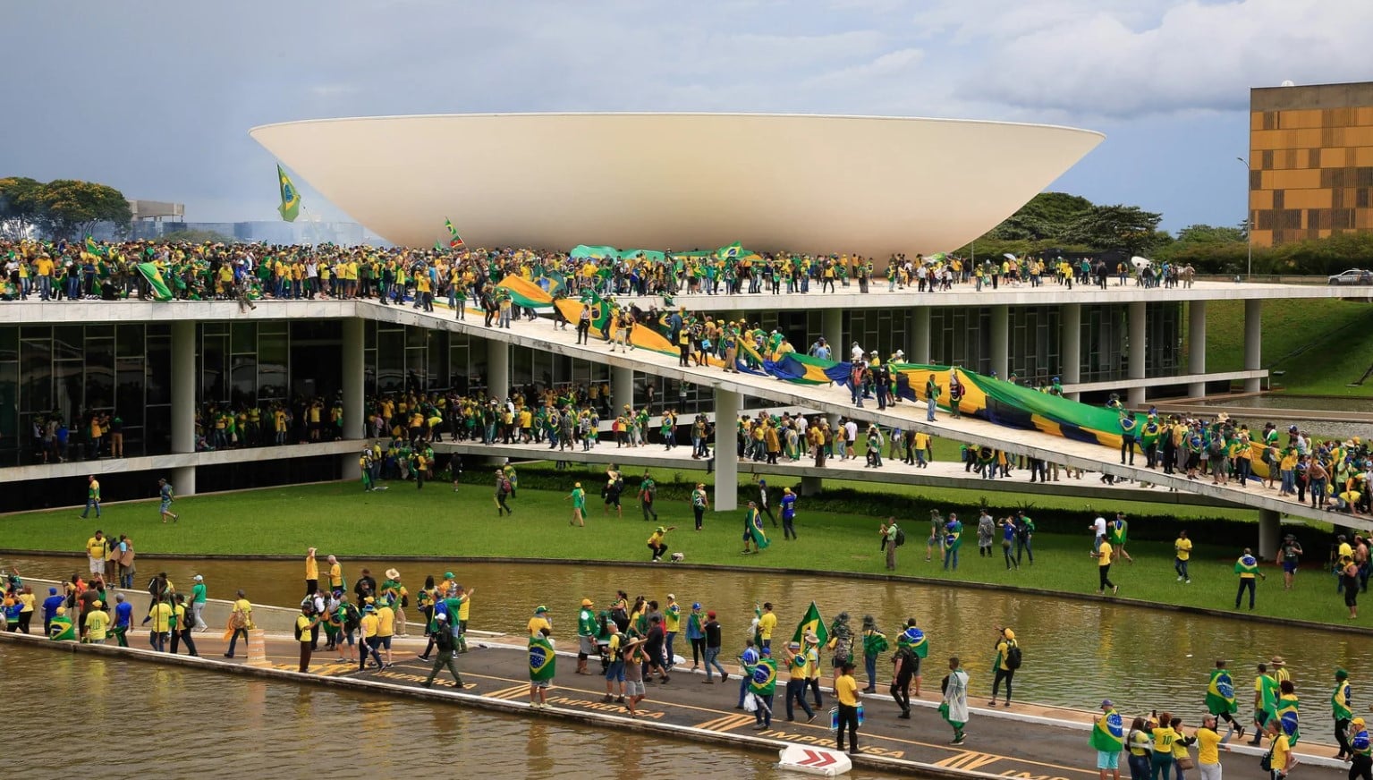 Fuerzas de seguridad recuperan el control después de que supuestos partidarios de Bolsonaro irrumpieran en el Congreso de Brasil