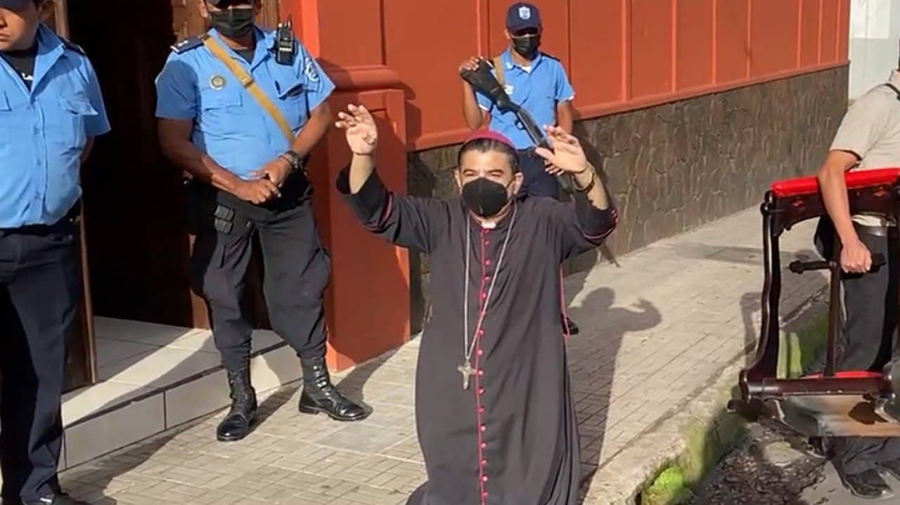 Dictadura de Nicaragua condenó a 26 años a obispo que se negó a ser exiliado a EEUU