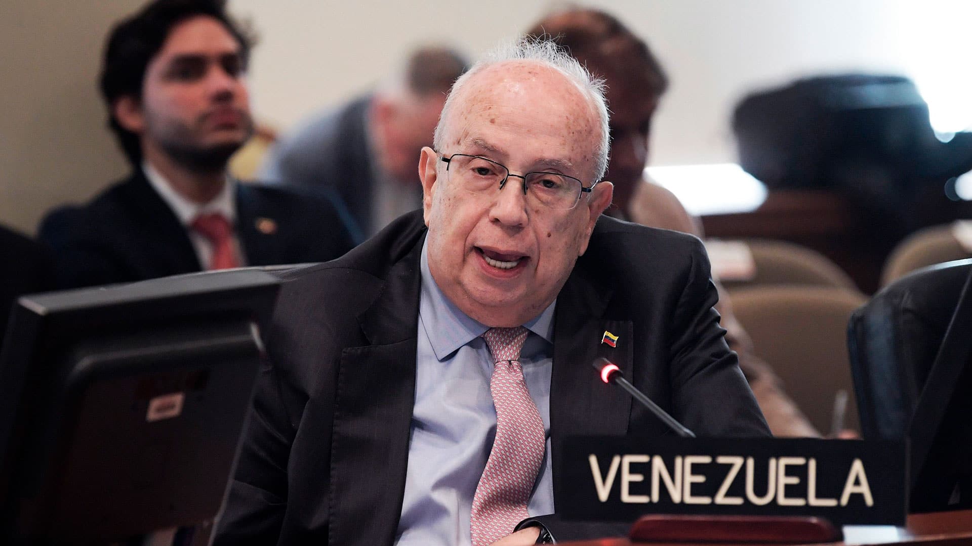 El nuevo enfrentamiento de la oposición venezolana por la toma de las embajadas en EEUU