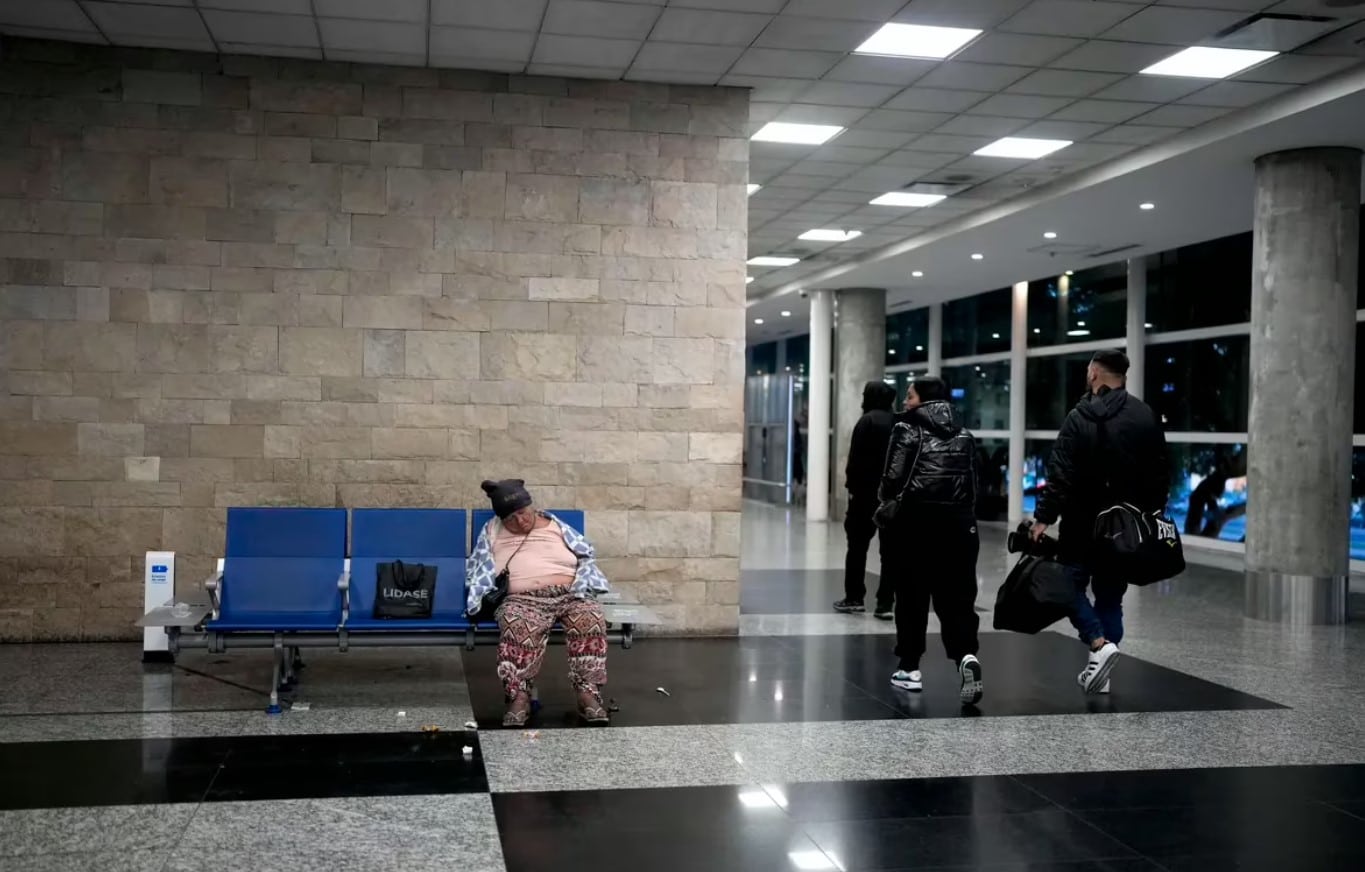 Miseria socialista convirtió aeropuerto de Buenos Aires en refugio no oficial de indigentes