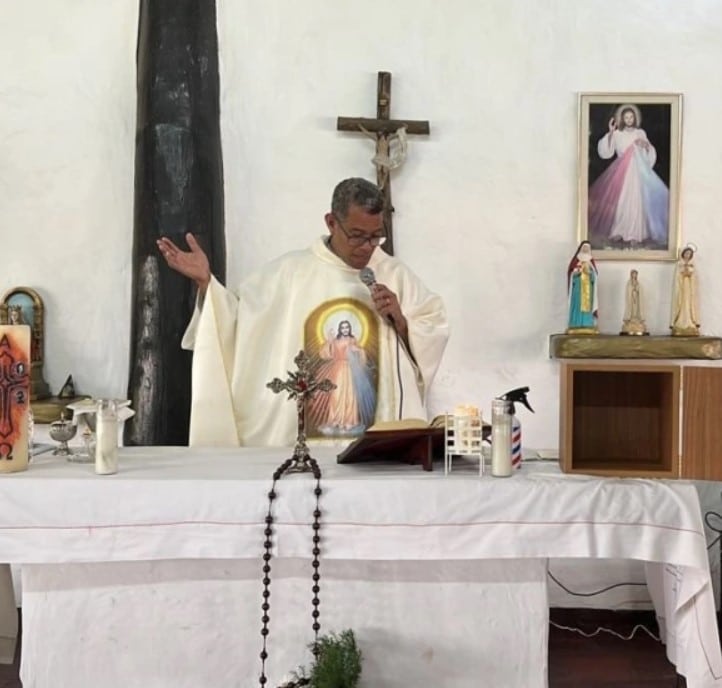 El caso del falso sacerdote venezolano que hacía bautizos y bodas a la clase alta de Caracas