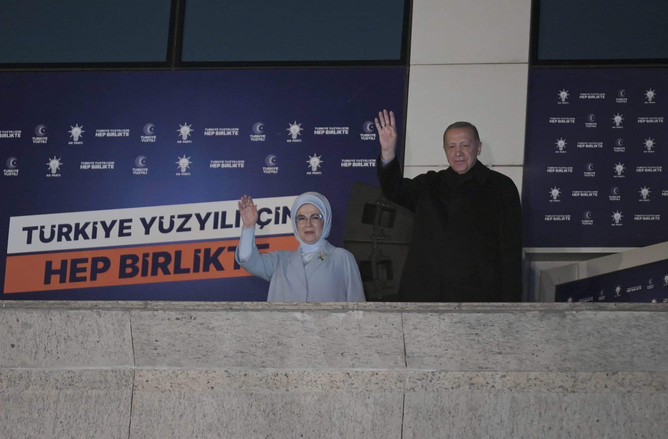 Elecciones turcas tambalearon presidencia de Erdogan quien aceptó ir a segunda vuelta