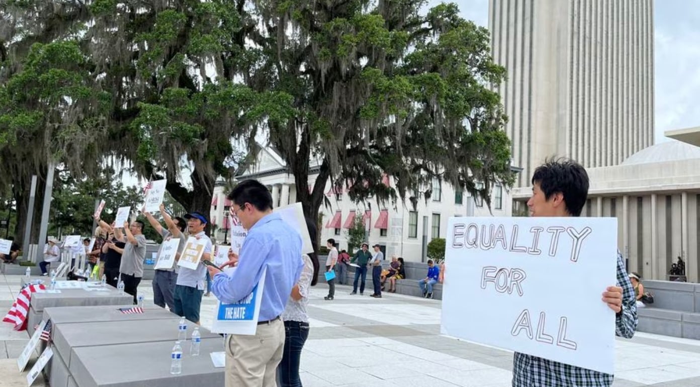 Inmigrantes chinos en EEUU demandan a Florida por prohibición de compra de propiedades