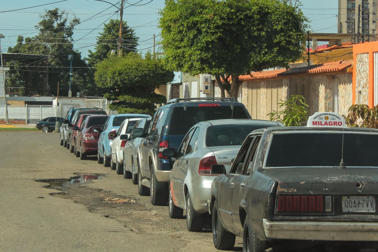 Gobernador chavista confirma que escasez de gasolina se extenderá por tres semanas en Venezuela