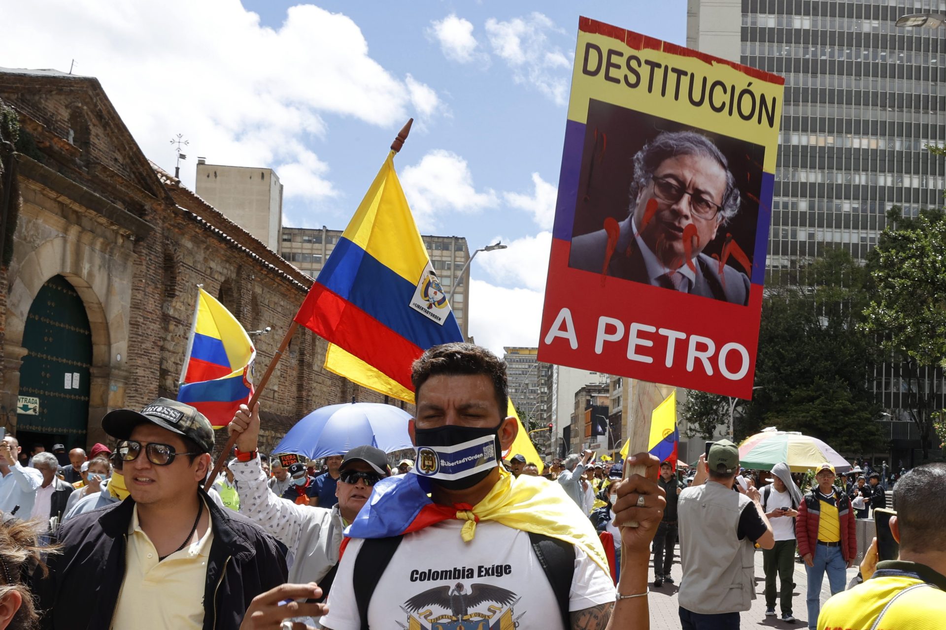 Una masiva protesta contra las políticas de Gustavo Petro sacude Colombia